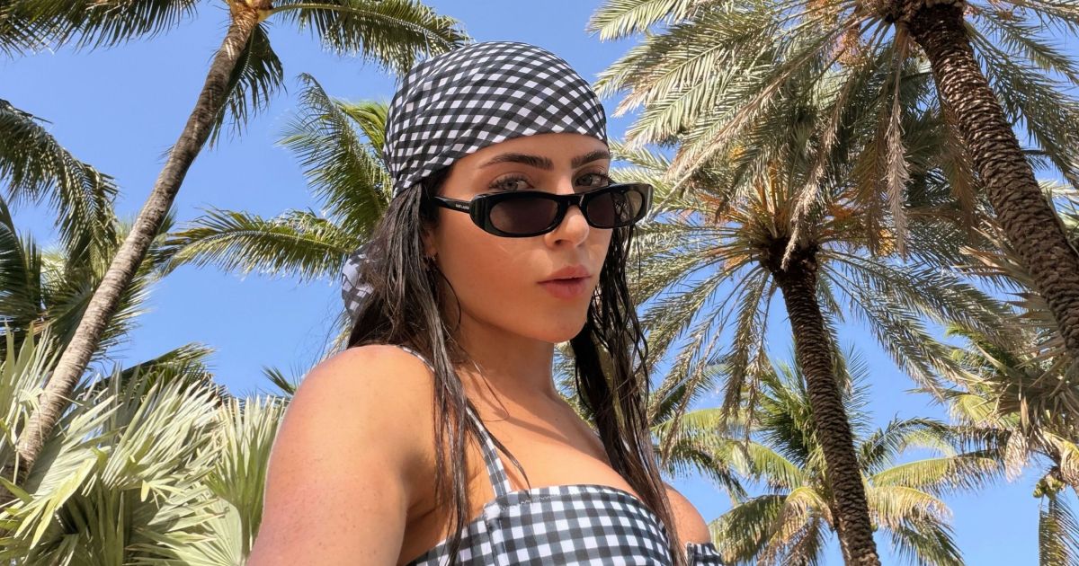 Jade Picon exibe “tanquinho” em praia de Miami