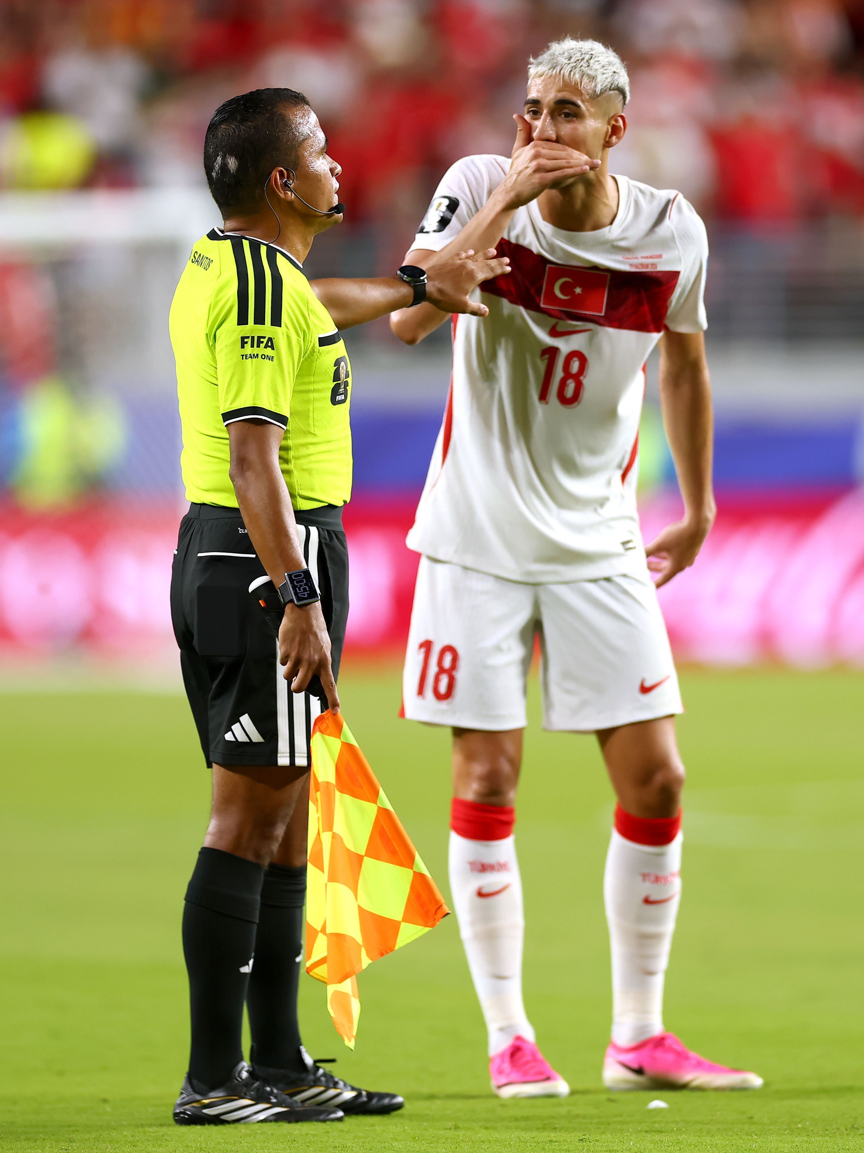 Jogador da Turquia dedura Almirón por gesto • Dean Mouhtaropoulos/Getty Images