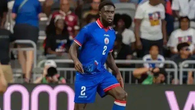 Camisa da seleção do Haiti com imagem que remete a cena da guerra de independência