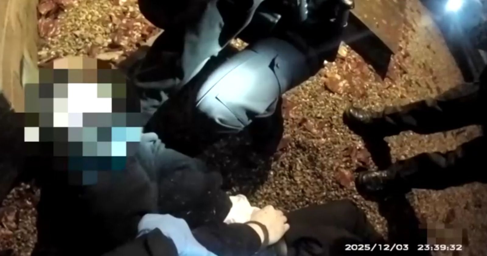 Jovem esfaqueado morre após ser algemado pela polícia e não receber socorro no Reino Unido