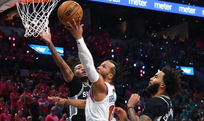 Brunson dando enterrada durante Spurs x Knicks
