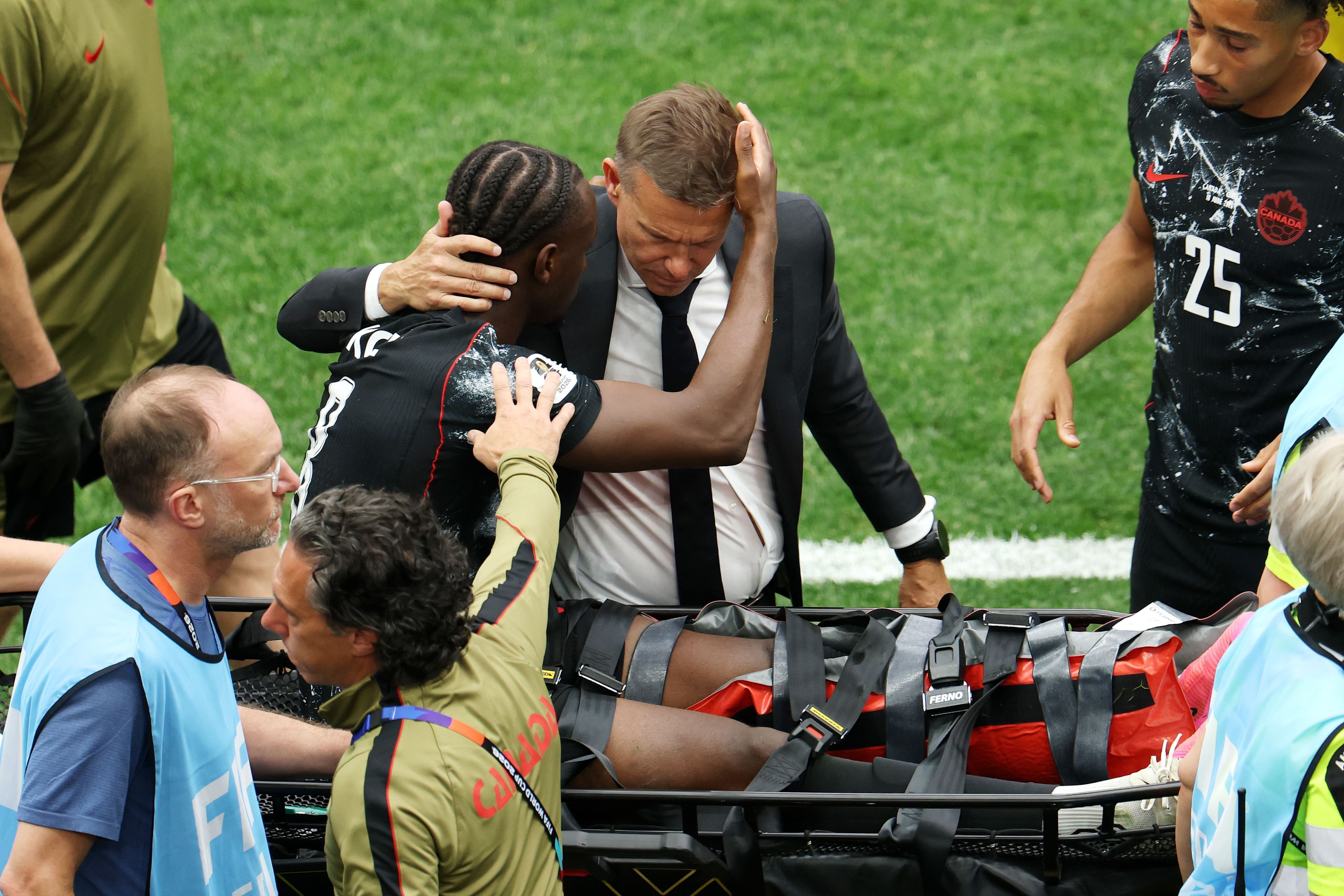 Koné quebrou a perna em Canada x Catar na Copa do Mundo