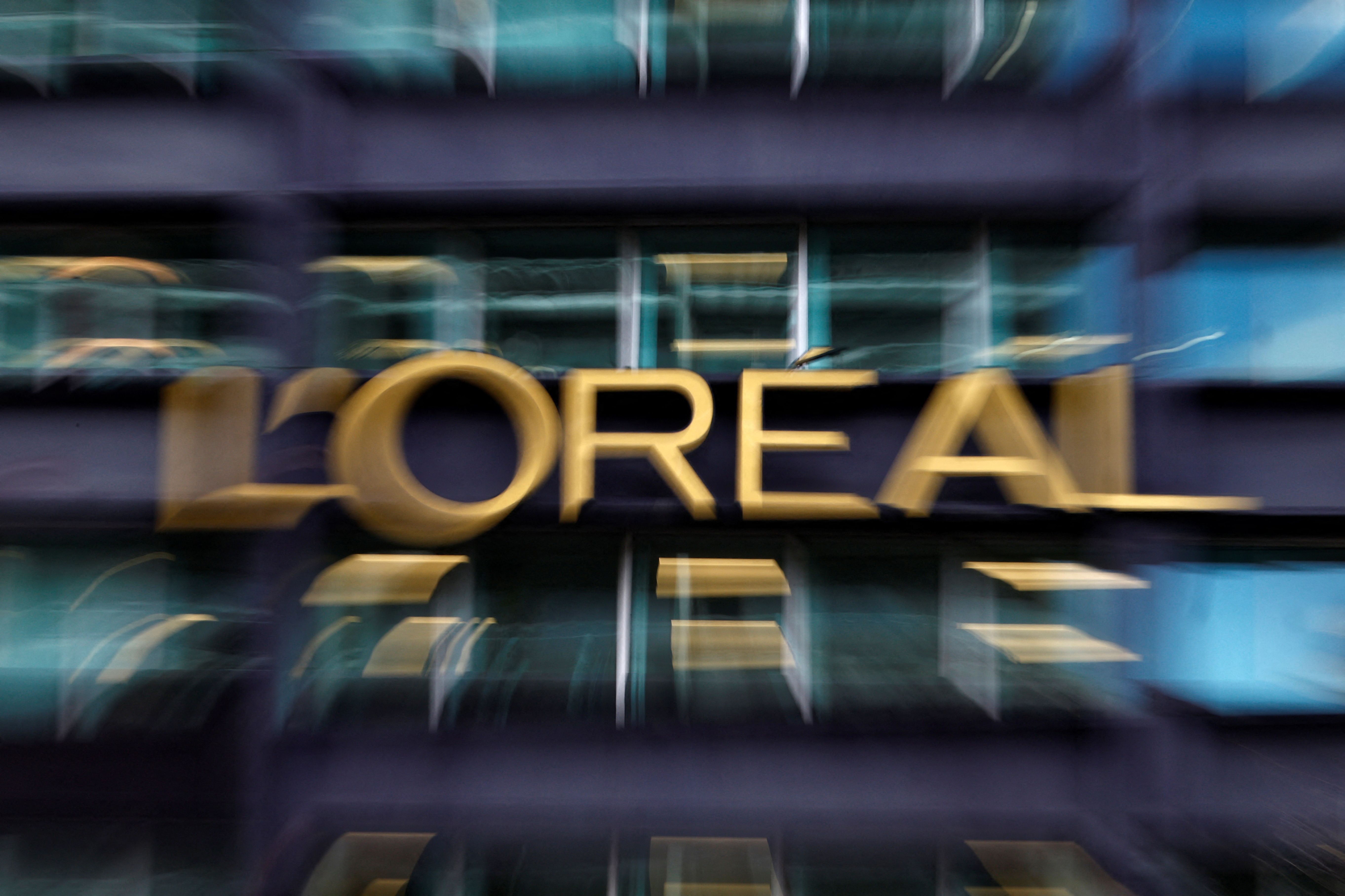 Logotipo da empresa francesa de cosméticos Groupe L'Oréal no prédio da sede do grupo L'Oréal em Clichy, nas proximidades de Paris, França