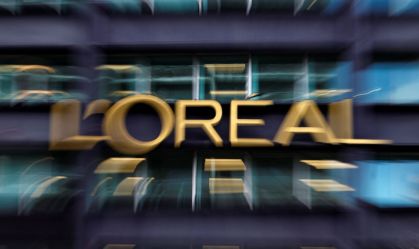 Logotipo da empresa francesa de cosméticos Groupe L'Oréal no prédio da sede do grupo L'Oréal em Clichy, nas proximidades de Paris, França