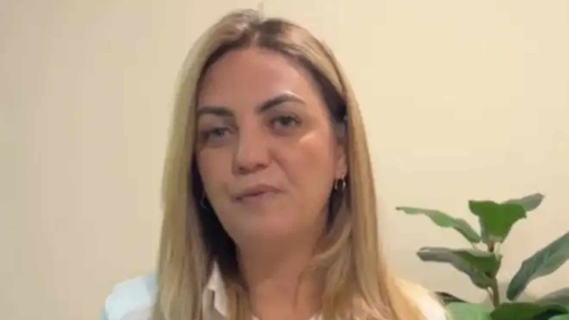 Advogada identificada como Ana Paula Rocha, de 45 anos, encontrada morta em um estacionamento na região central de Governador Valadares (MG)