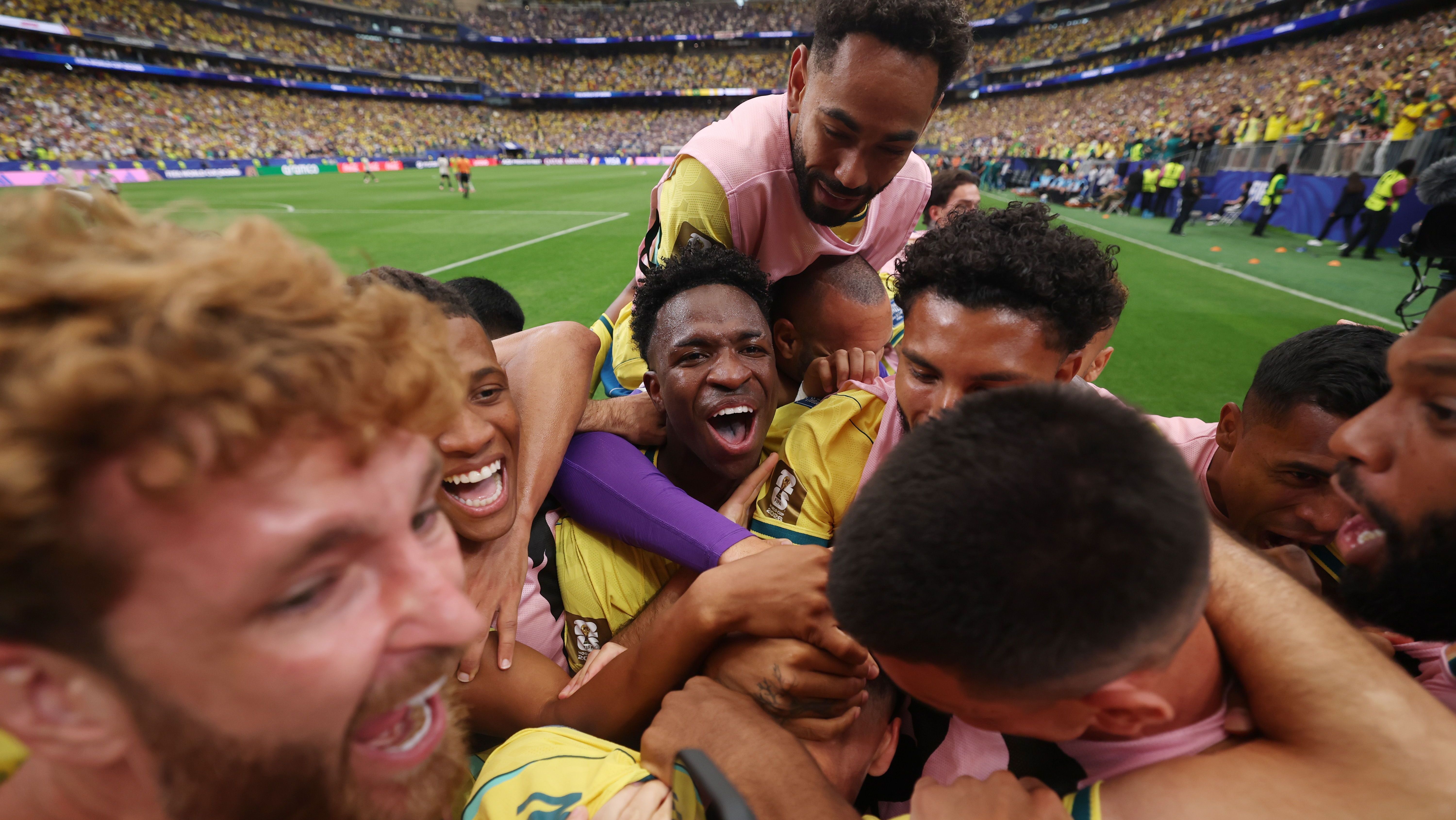 Comemoração do gol de Martinelli em Brasil x Japão pela Copa do Mundo