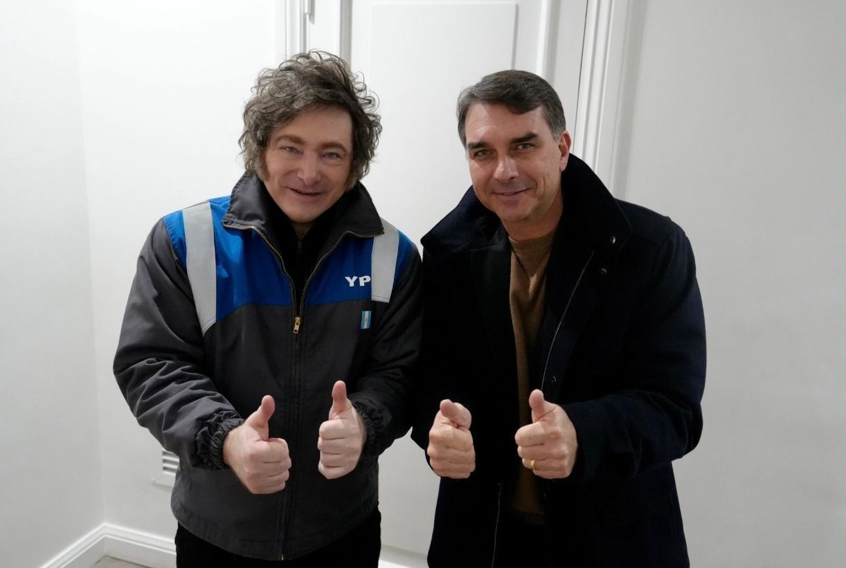 Imagem de Flávio Bolsonaro e Javier Milei