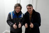 Milei posta foto com Flávio Bolsonaro depois de encontro na Argentina