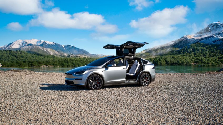 Tesla Model X 2026 s otevřenými zadními dveřmi • Zveřejnění / Tesla
