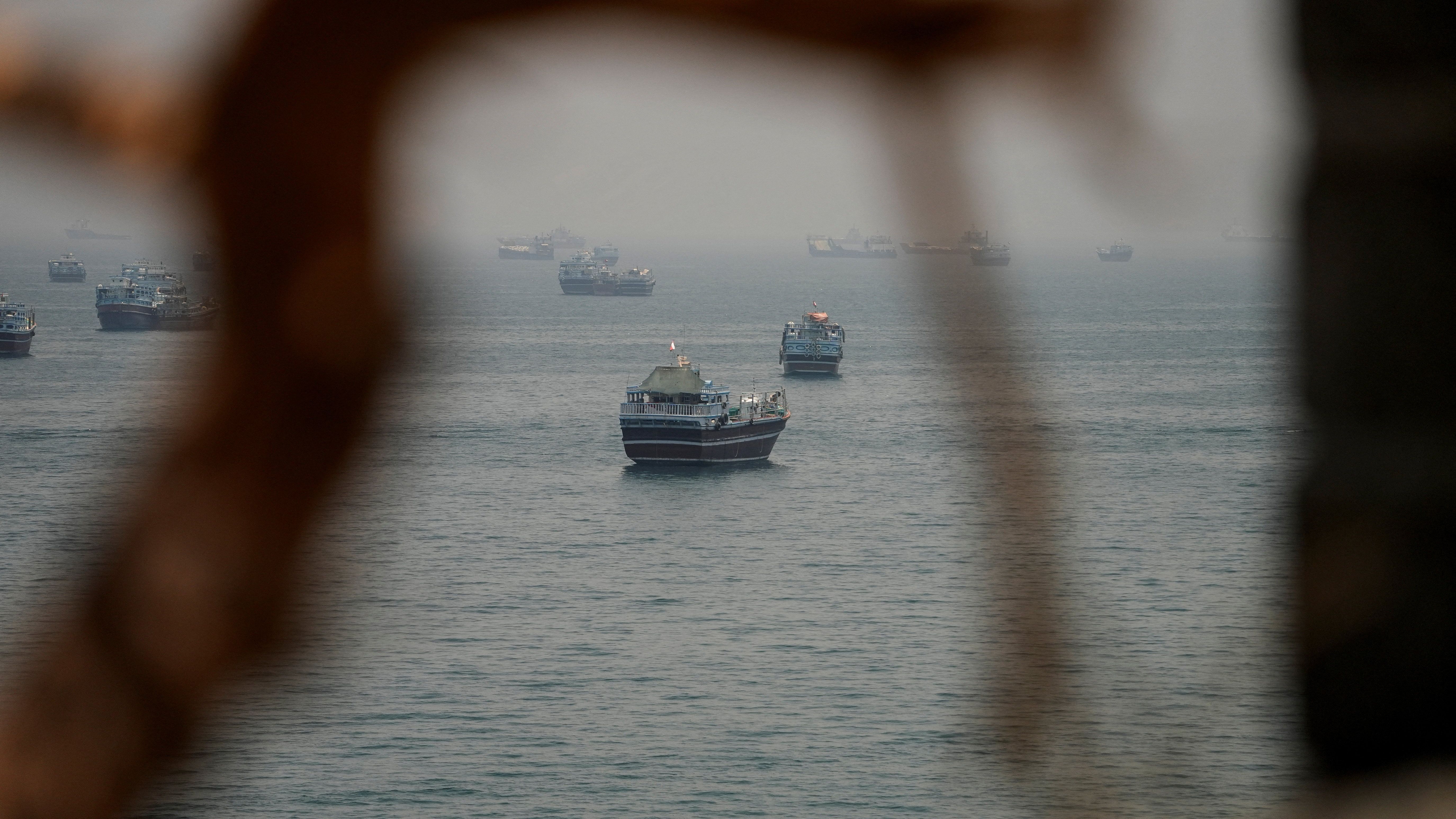 Navios ancorados no Estreito de Ormuz, vistos de Musandam, em Omã