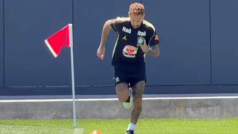 Neymar fez atividades no gramado nesta terça-feira (16) • Reprodução/Instagram - @Brasil