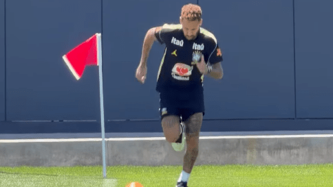 Neymar fez atividades no gramado nesta terça-feira (16)