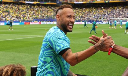 Neymar cumprimenta Jimmy Butler