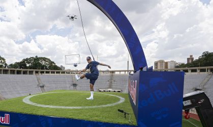 Neymar durante desafio nas alturas
