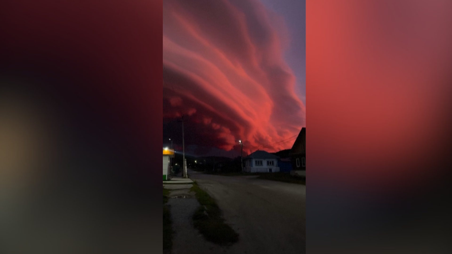 Nuvens vermelhas foram vistos em Miass, na Rússia, com a chegada de tempestades