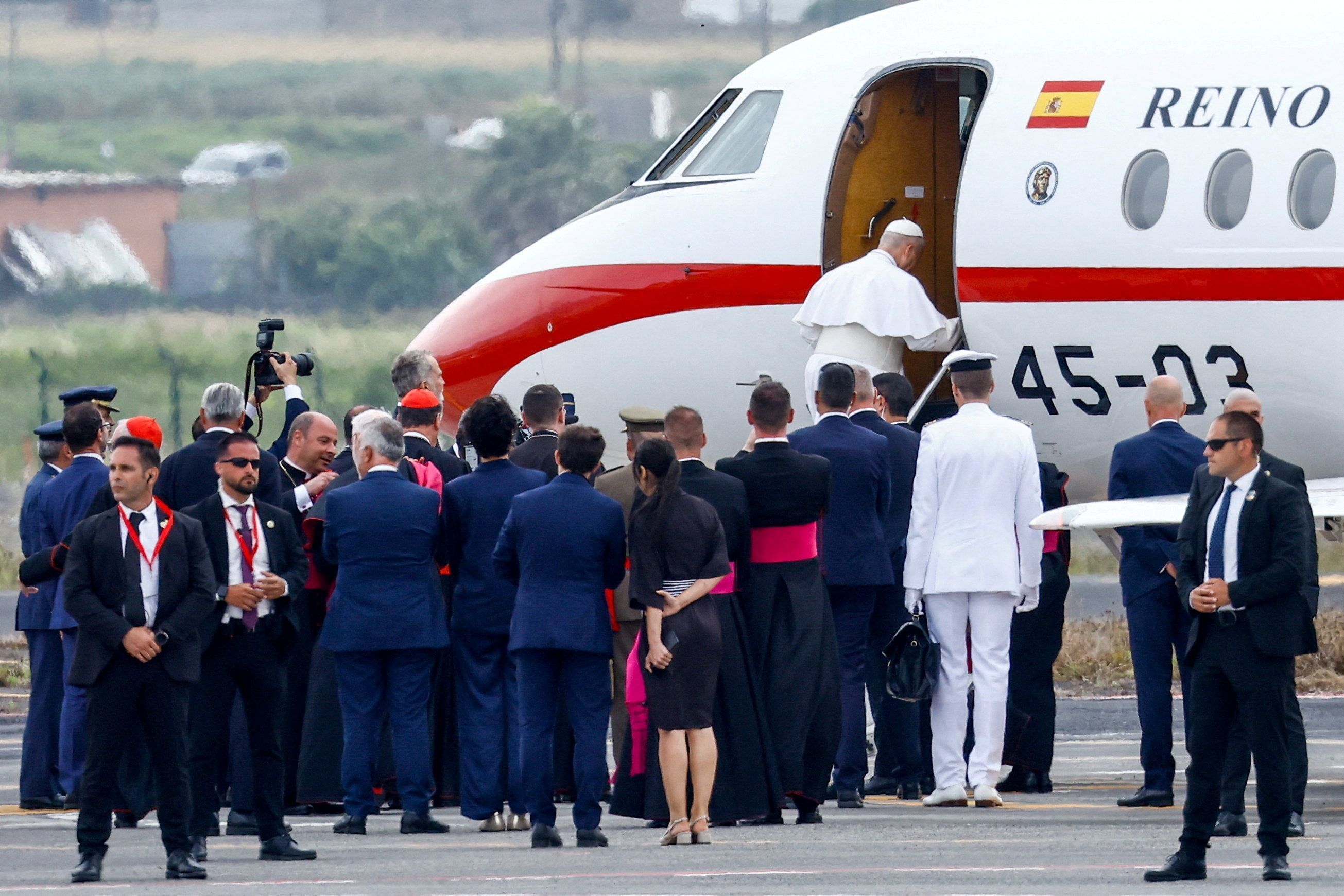 O papa Leão embarca em avião espanhol oferecido pelo rei Felipe no Aeroporto de Tenerife Norte-Ciudad de La Laguna, Espanha