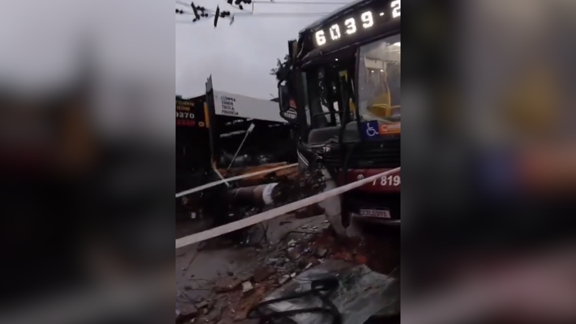 ÔNIBUS COLIDE POSTE