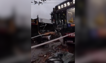 ÔNIBUS COLIDE POSTE