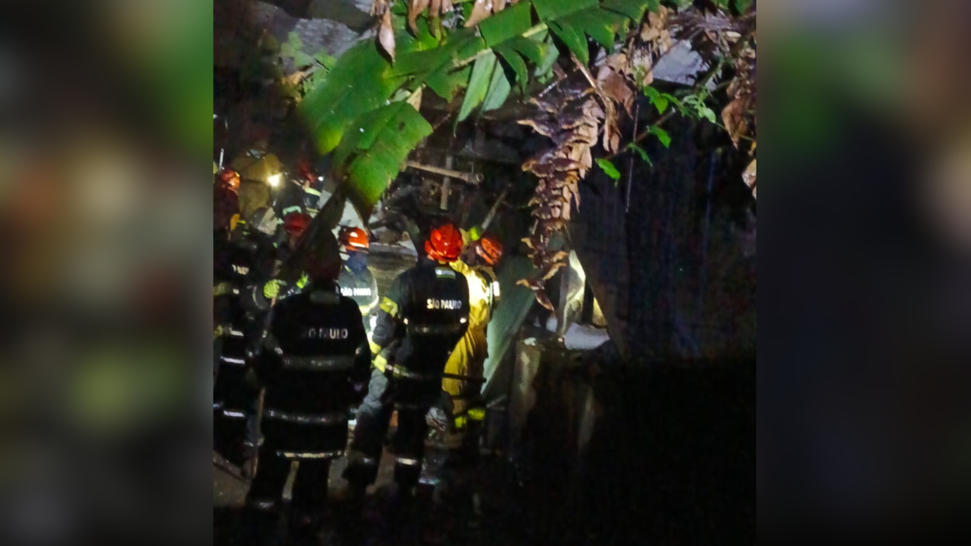 De acordo com o Corpo de Bombeiros, cerca de dez pessoas habitavam a casa que desmoronou por volta das 23h25