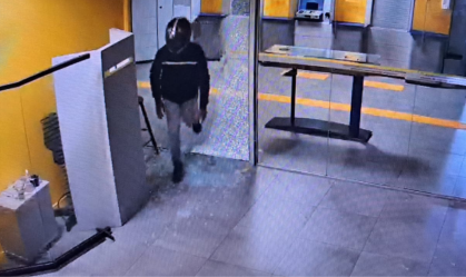 O caso ocorreu durante a madrugada de segunda-feira (1º) e foi registrado por câmeras de segurança