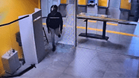 Vídeo: Segurança é suspeito de furtar armas de cofre em agência bancária