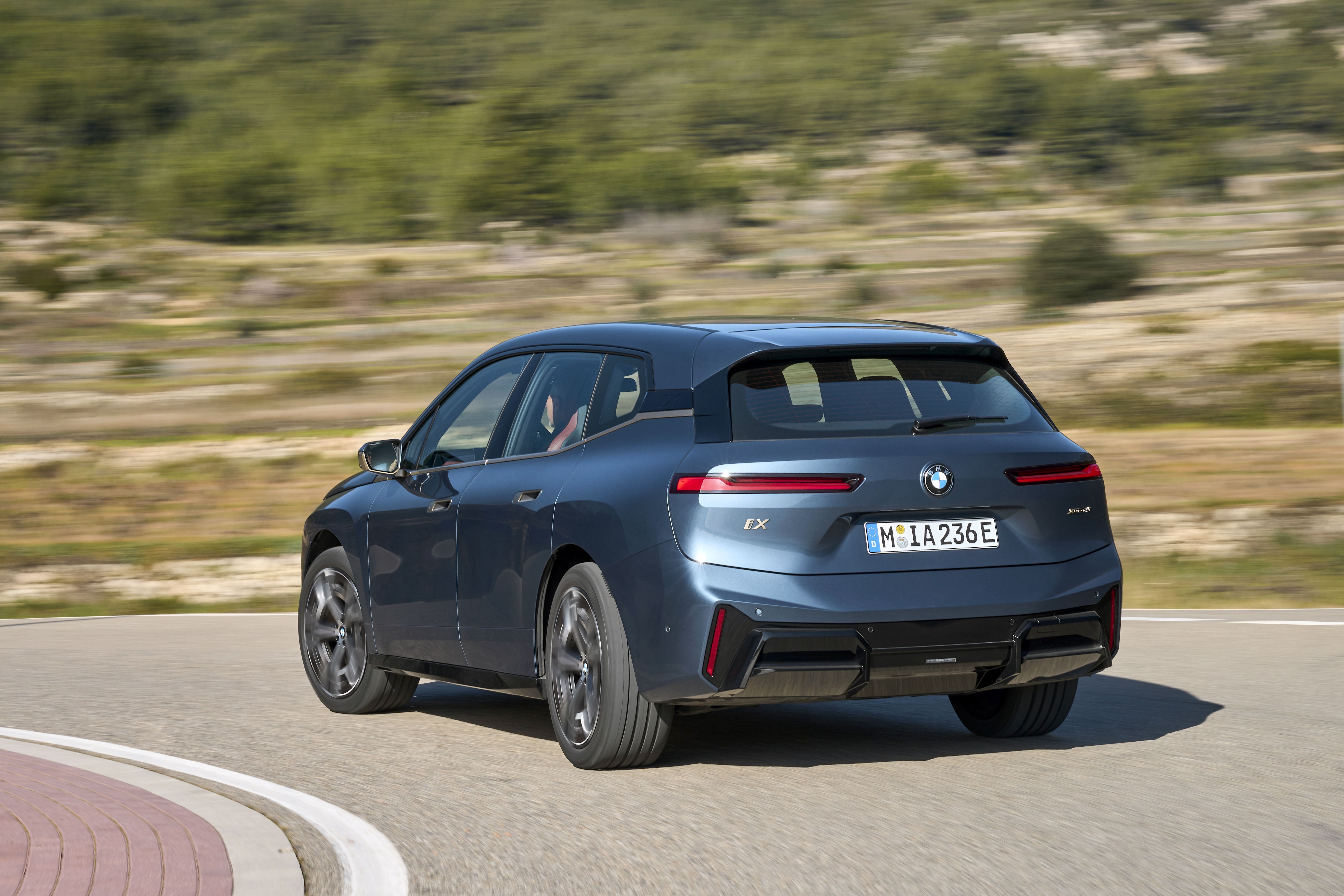 BMW iX XDrive • Divulgação / BMW