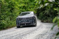 Toyota Corolla Cross 2027 chega com mudanças e versão GR Sport renovada