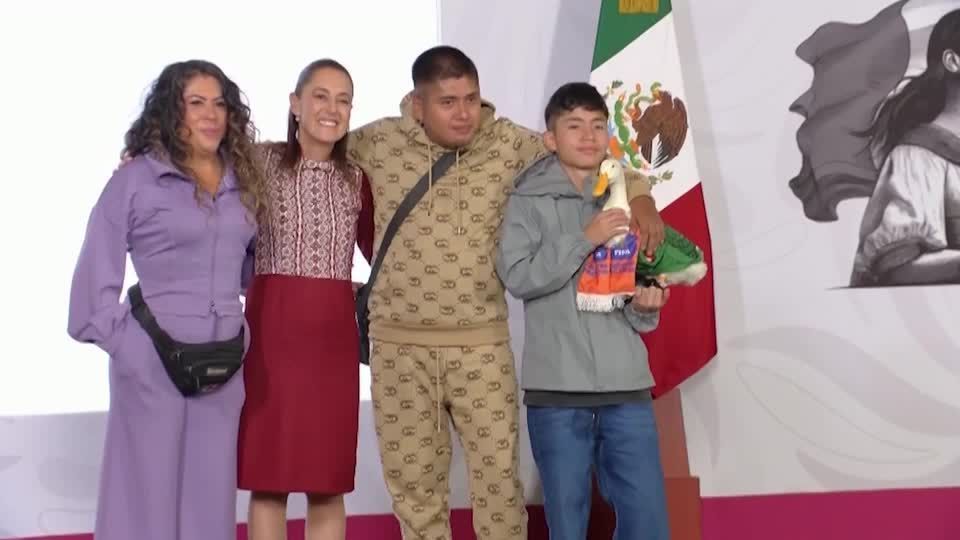 Símbolo da Copa do Mundo, Pato Merlin é recebido por Claudia Sheinbaum, presidente do México • TV do governo do México