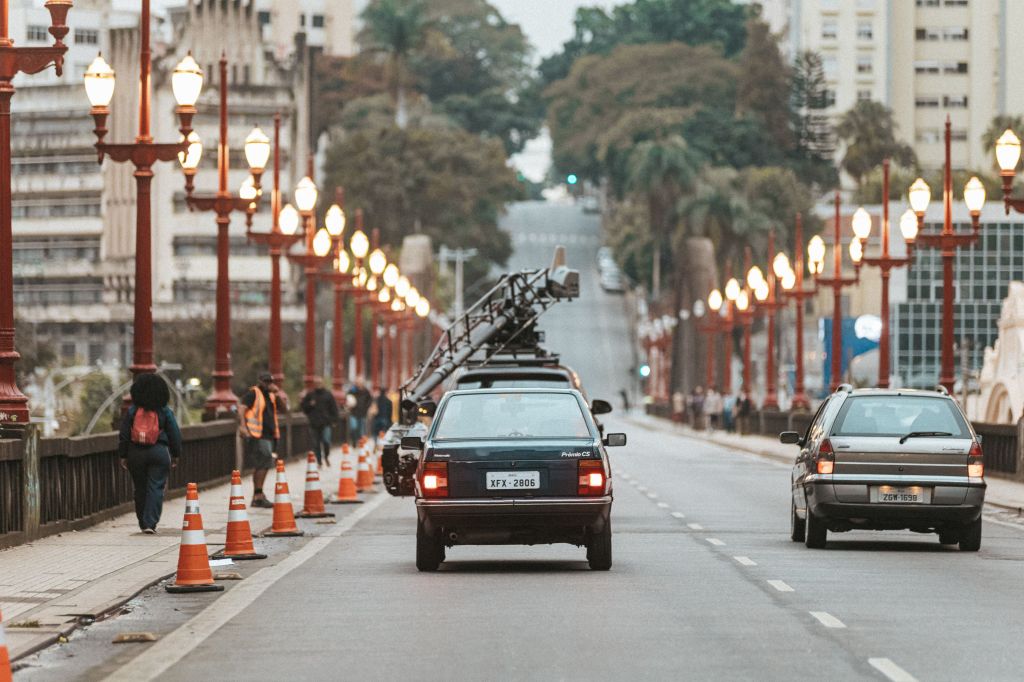 Cena dinâmica com modelos antigos da Fiat no Viaduto Santa Tereza, em BH