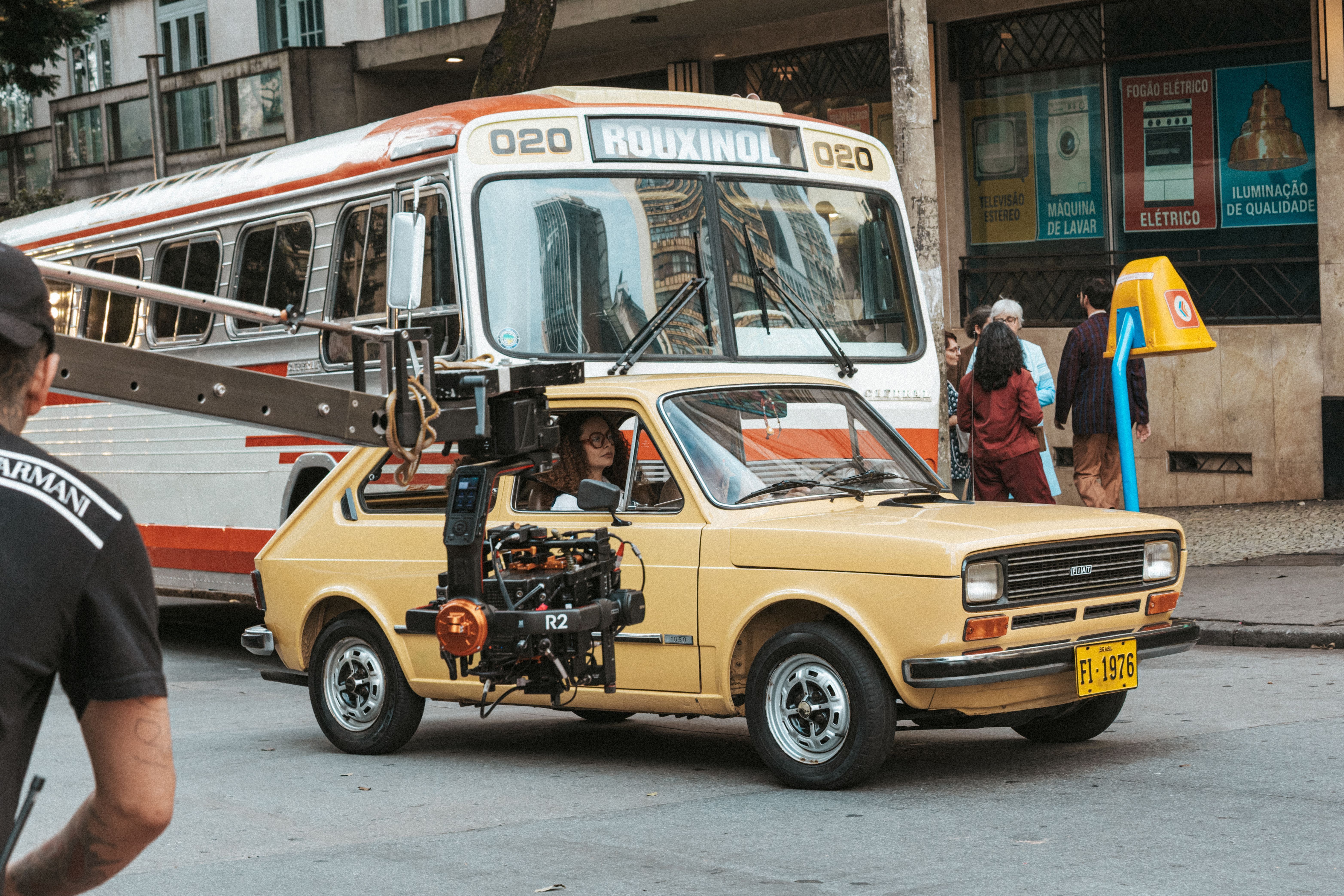 Fiat 147 com placas amarelas em filme que recria Belo Horizonte dos anos 1970