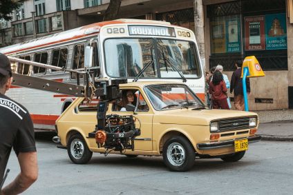 Fiat 147 com placas amarelas em filme que recria Belo Horizonte dos anos 1970