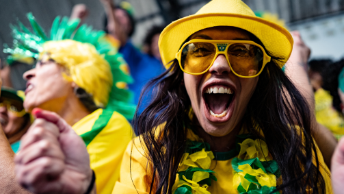 Torcedora brasileira comemorando durante partida de futebol