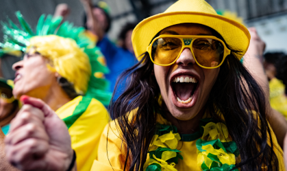 Torcedora brasileira comemorando durante partida de futebol