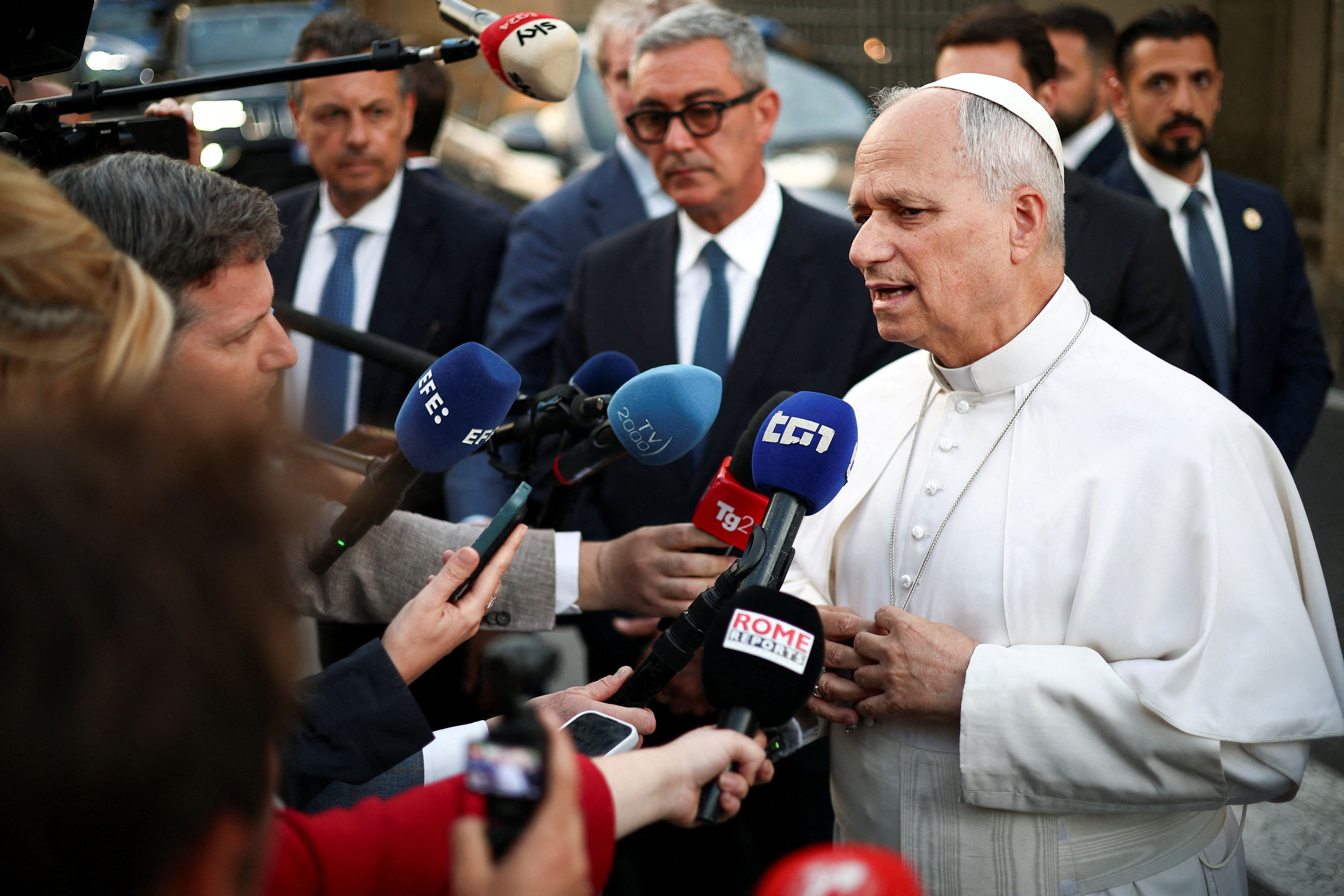 O papa Leão deixa a residência papal em Castel Gandolfo para retornar ao Vaticano