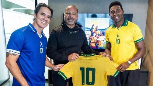 Neymar pai se encontra com intérprete de Pelé