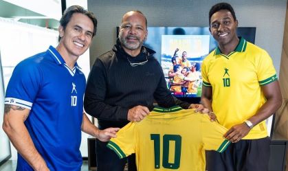 Neymar pai se encontra com intérprete de Pelé