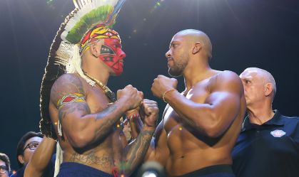 Poatan e Cyril Gane durante encarada