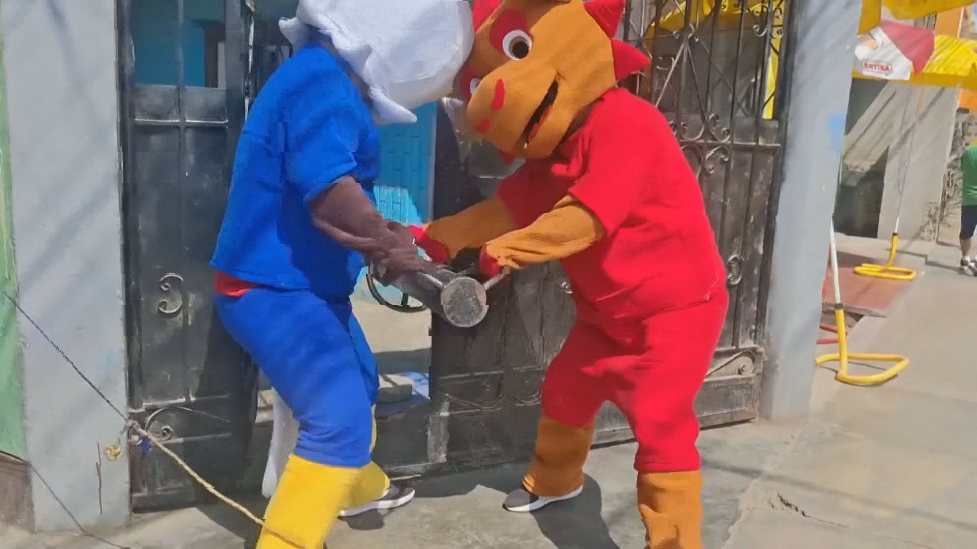 Policiais se fantasiam de mascotes da Copa durante operação Peru