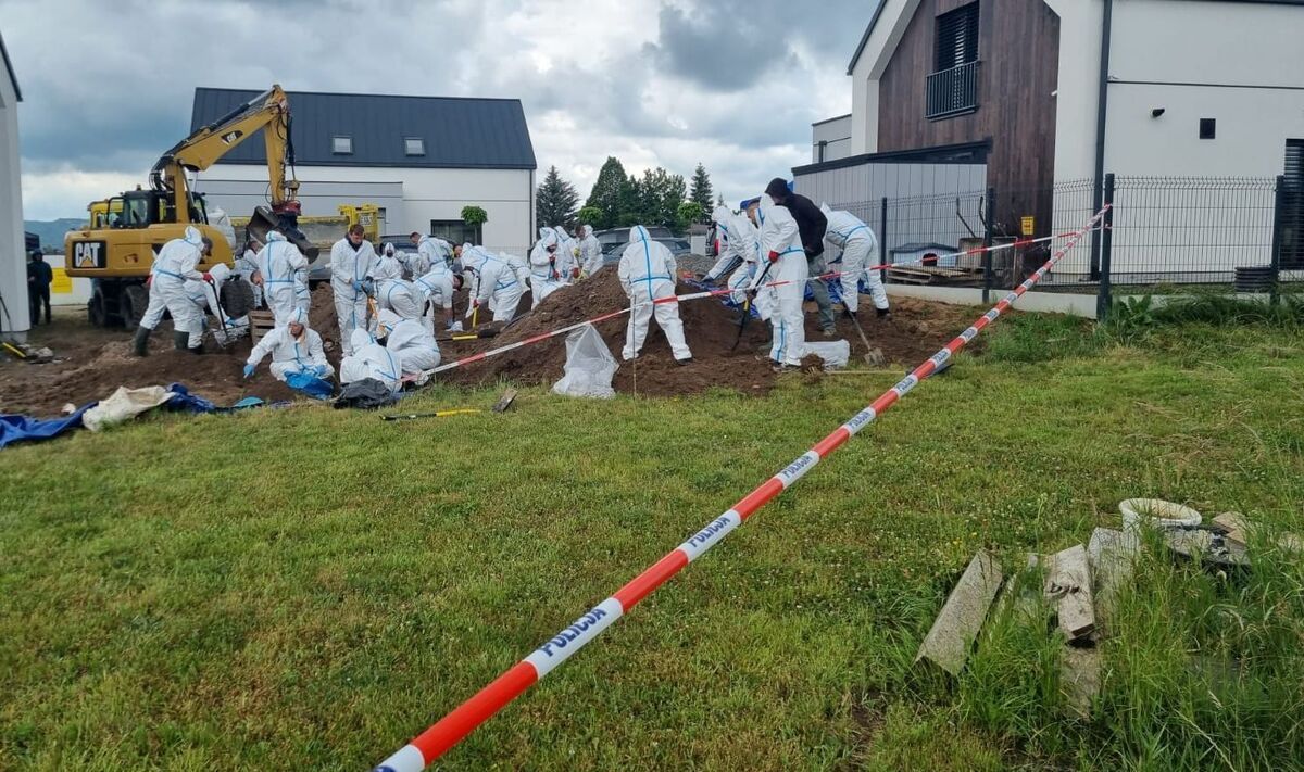 Investigadores vasculham o local após a polícia encontrar 34 fetos humanos em uma propriedade na Polônia