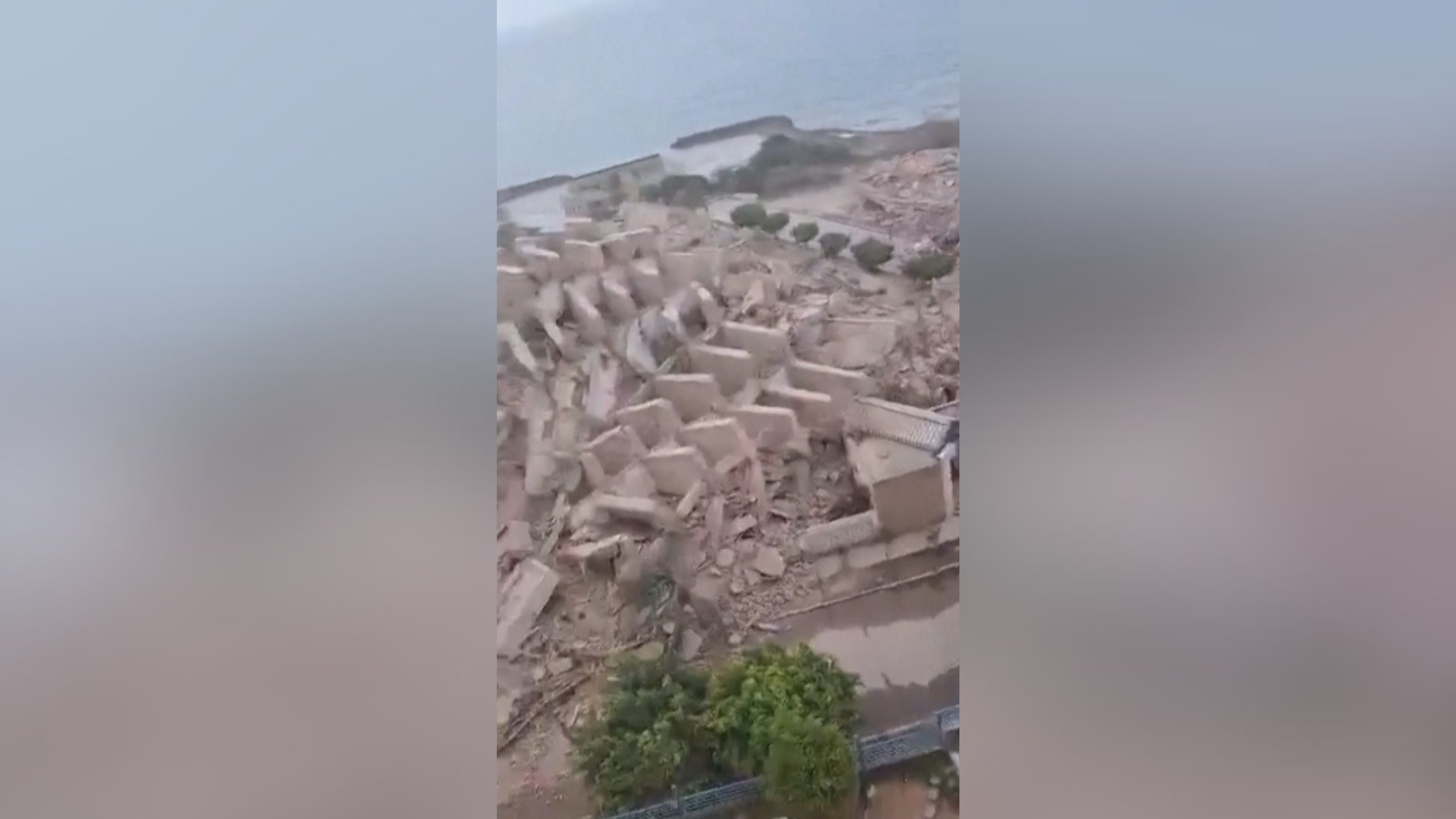 Prédio completamente destruído em La Guaira após dois grandes terremotos atingirem a Venezuela