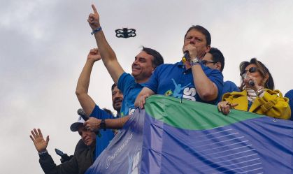 O pré-candidato à Presidência da República pelo PL e senador Flávio Bolsonaro, e o governador Tarcísio de Freitas (Republicanos) durante a 34ª edição de Marcha para Jesus na capital paulista, na manhã desta quinta-feira (4)
