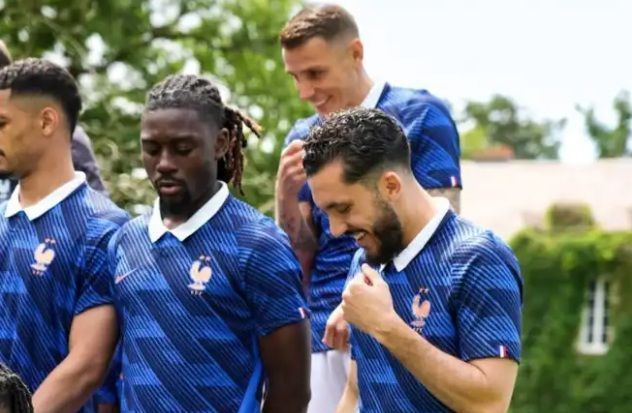Rayan Cherki, destaque da França