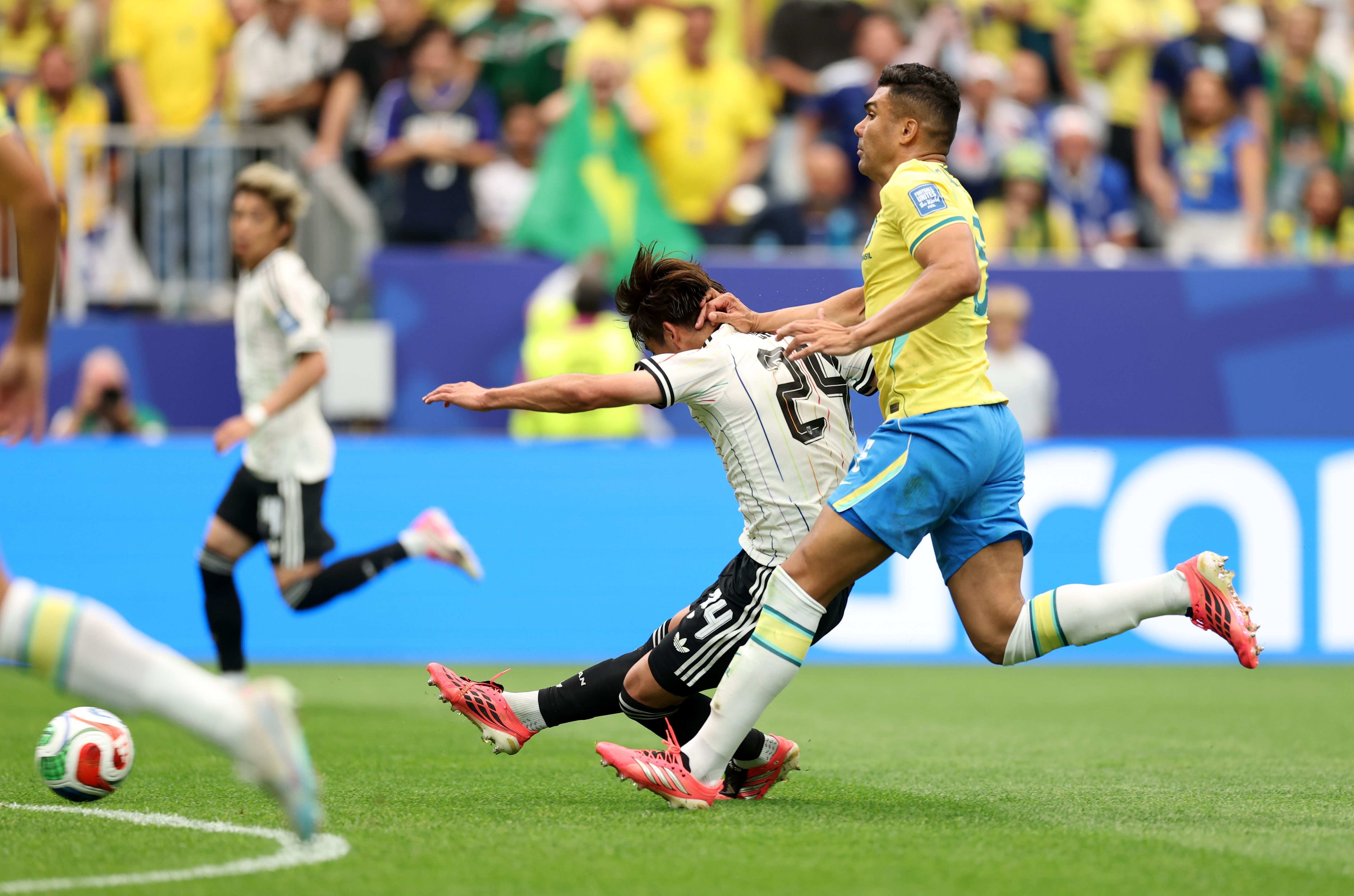 Sano vence marcação de Casemiro e abre o placar para o Japão contra o Brasil