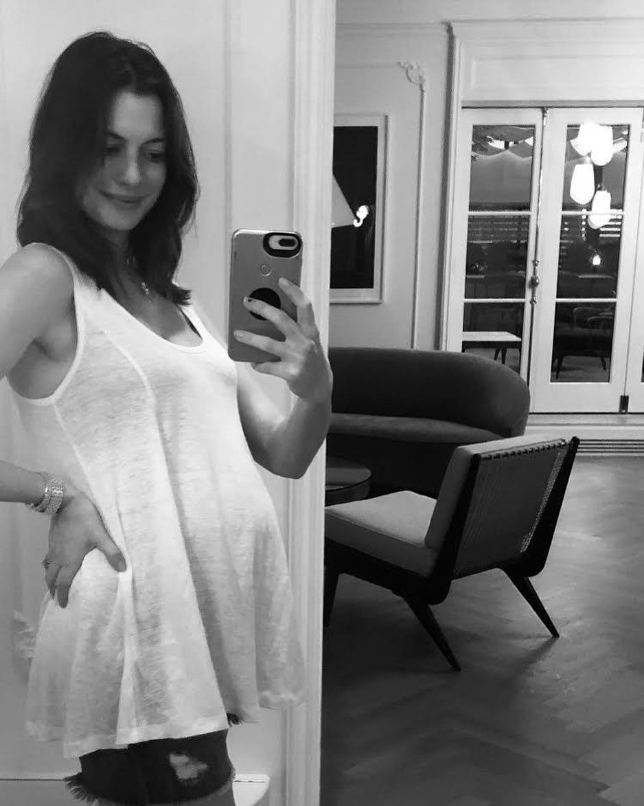 Anne Hathaway quando anunciou gravidez de Jack, seu segundo filho • Instagram/Anne Hathaway