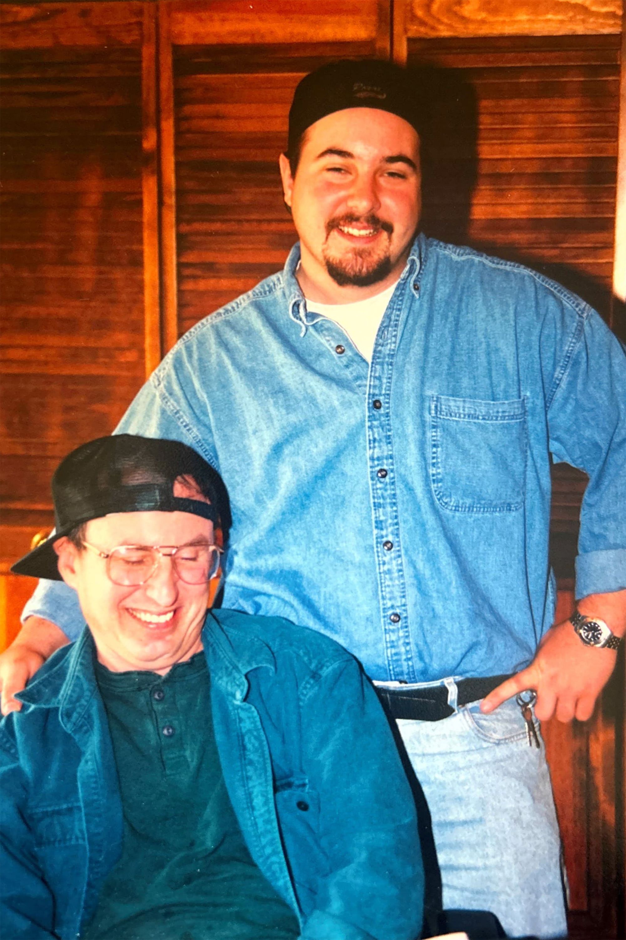 Shannon Carpenter (à direita), autor de "The Ultimate Stay-at-Home Dad", aparece com seu pai, Preston Carpenter, por volta de 1995 • Cortesia de Shannon Carpenter via CNN Newsource