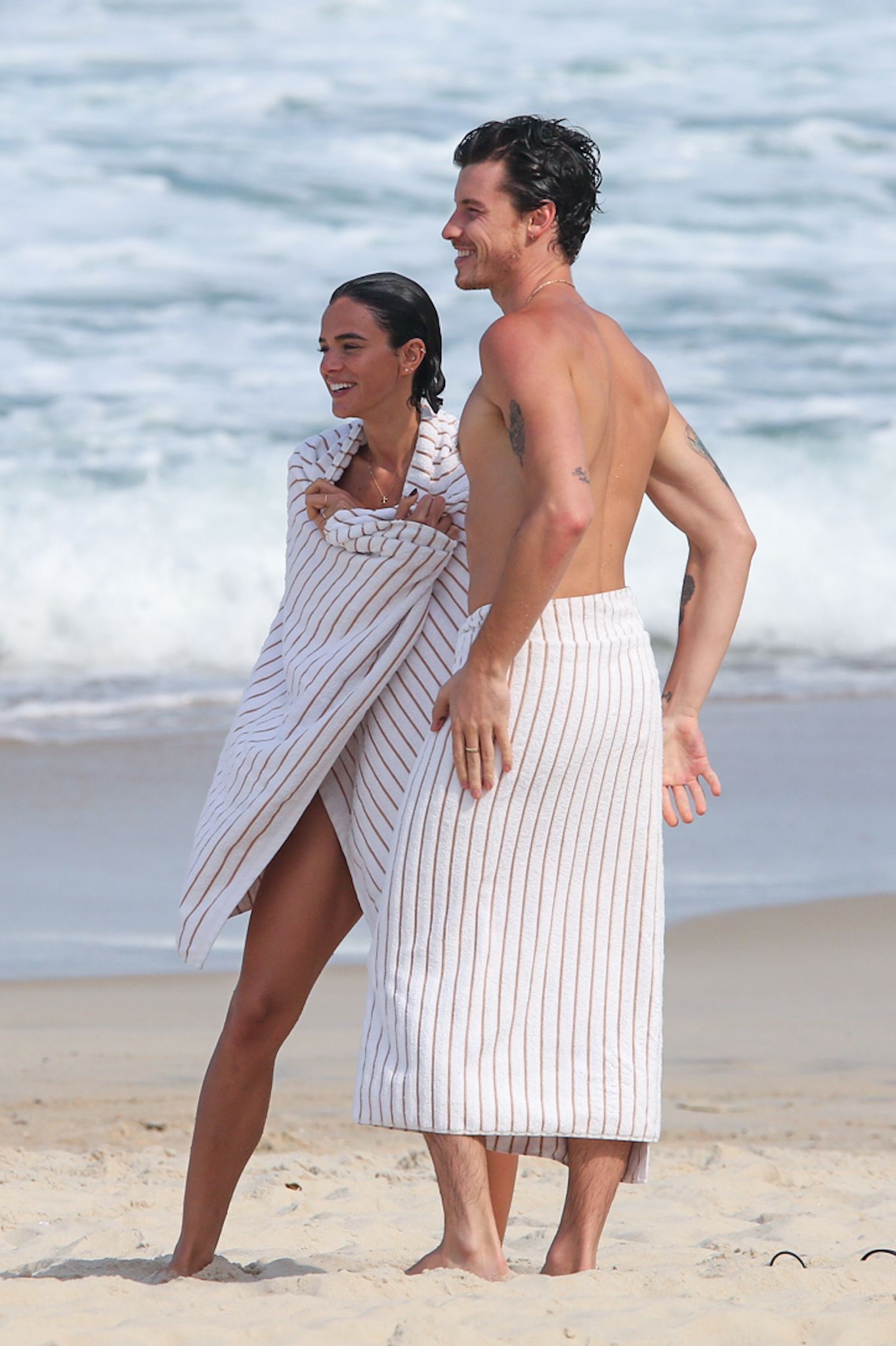 Bruna Marquezine e Shawn Mendes curtem praia em São Conrado, no Rio de Janeiro • Dilson Silva/AgNews