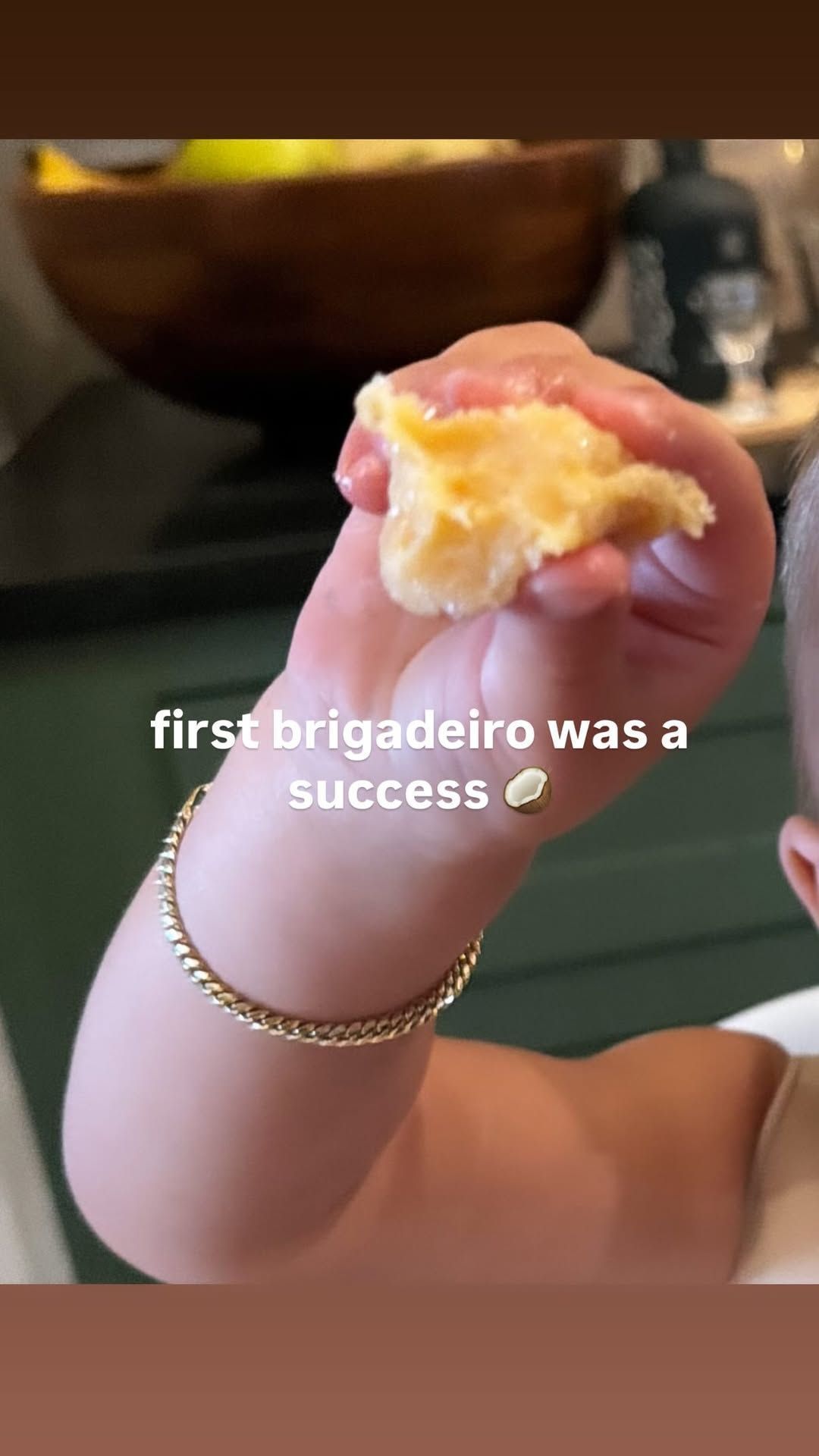 Jack Blues, filho de Hailey e Justin Bieber, prova brigadeiro pela primeira vez • Instagram/Hailey Bieber