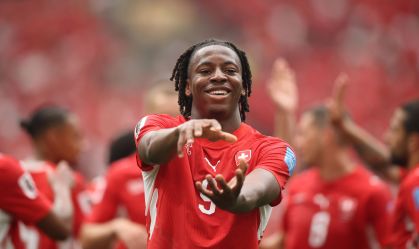Johan Manzambi, atacante da Suíça, celebrando o gol marcado sobre o Canadá, pela Copa do Mundo