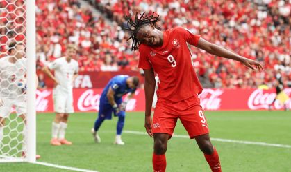 Manzambi celebra o gol da Suíça contra o Canadá pela Copa do Mundo