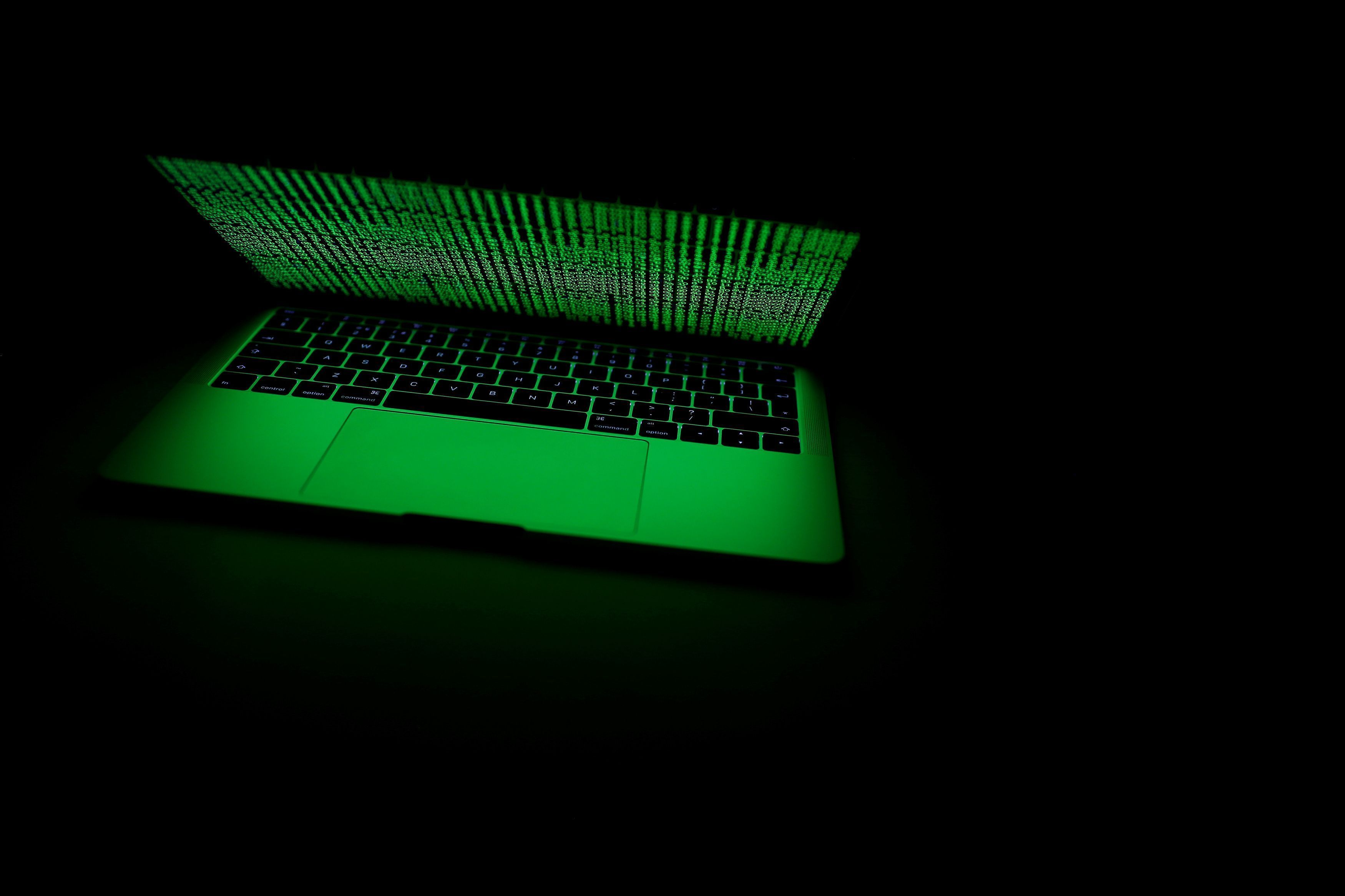 Ilustração de computador iluminado por um código cibernético exibido na tela feita em 1º de março de 2017